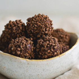 Hjemmelavede dadelkugler/dadelslik - Rom & Knust Chokolade, dadelkugler opskrift, dadelkugler, hjemmelavede dadelkugler, sund snack, sund kage, sunde romkugler, hjemmelavede romkugler