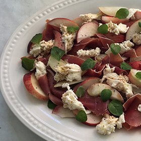 Fersken med serranoskinke og mozzarella
