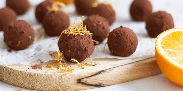 Dadelkugler med Appelsin og Kakao, plantebaserede kakaotrøfler og chokoladetrøfler, dadelkugler opskrift, orange dadelkugler