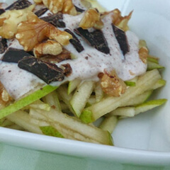 Pærestrimler med kanelcreme og nødder efter eget valg